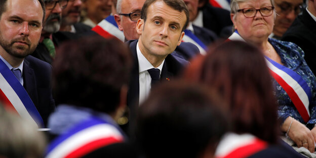 Der französischje Präsident Emmanuel macron bei einem Treffen mit Bürgermeistern in der Normandie Der französischje Präsident Emmanuel macron bei einem Treffen mit Bürgermeistern in der Normandie
