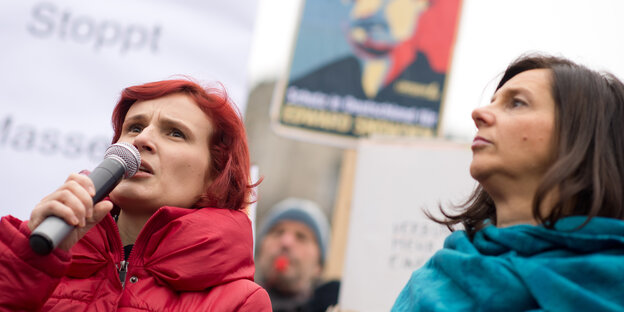 Linken-Parteichefin Katja Kipping (l.) und Grünen-Fraktionschefin Katrin Göring-Eckardt stehen nebeneinander auf einer Kundgebung im Jahr 2015, zwischen ihnen hält jemand ein Schild mit dem Gesicht des US-Whistleblowers Edward Snowden hoch. Linken-Parteichefin Katja Kipping (l.) und Grünen-Fraktionschefin Katrin Göring-Eckardt stehen nebeneinander auf einer Kundgebung im Jahr 2015, zwischen ihnen hält jemand ein Schild mit dem Gesicht des US-Whistleblowers Edward Snowden hoch.