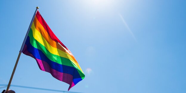 Eine Regenbogenfahne Eine Regenbogenfahne