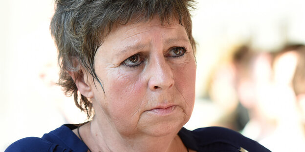 Susanne Neumann schaut traurig nach oben Susanne Neumann schaut traurig nach oben