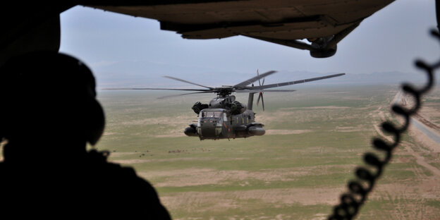 Ein deutscher Soldat in Afghanistan in einem Hubschrauber, im Hintergrund sieht man einen zweiten Hubschrauber Ein deutscher Soldat in Afghanistan in einem Hubschrauber, im Hintergrund sieht man einen zweiten Hubschrauber
