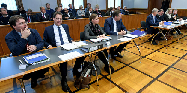 Politiker sitzen vor Verfahrensbeginn in einem Gerichtssaal im Staatsgerichtshof in Bückeburg. Politiker sitzen vor Verfahrensbeginn in einem Gerichtssaal im Staatsgerichtshof in Bückeburg.
