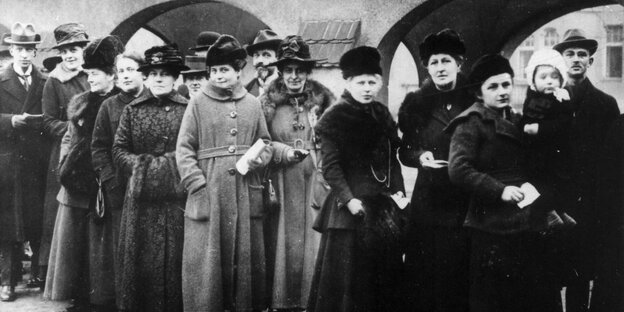 Frauen stehen in einer Schlange (Schwarzweißaufnahme) Frauen stehen in einer Schlange (Schwarzweißaufnahme)