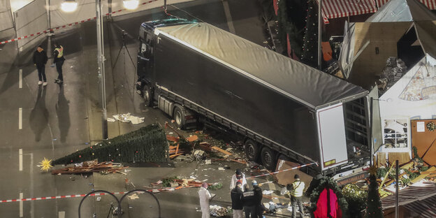 Der Lastwagen auf dem Weihnachtsmarkt Der Lastwagen auf dem Weihnachtsmarkt