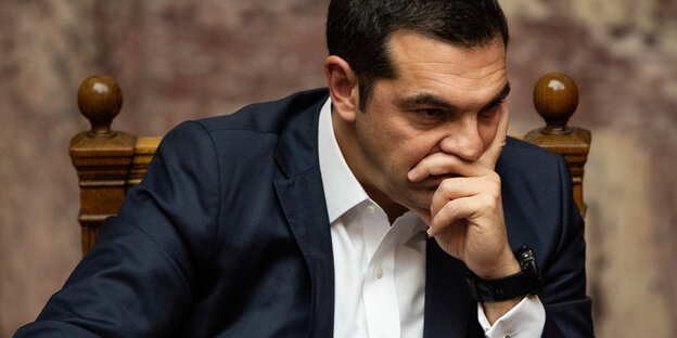 Ein Mann stützt seinen Kopf auf seine Hand. Es ist Alexis Tsipras Ein Mann stützt seinen Kopf auf seine Hand. Es ist Alexis Tsipras