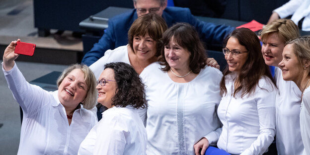 SPD-Abgeordnete in weißen Blusen SPD-Abgeordnete in weißen Blusen