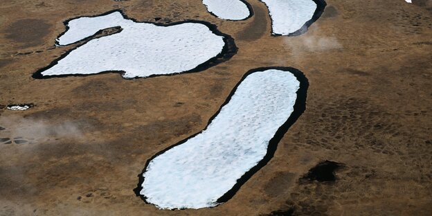 Luftbild von einer Permafrost-Gegend mit Schneefeldern Luftbild von einer Permafrost-Gegend mit Schneefeldern