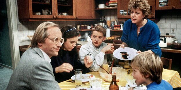 Eine Familie in den Achtziger Jahren am Küchentisch. Es ist die Familie Beimer aus der Lindenstraße Eine Familie in den Achtziger Jahren am Küchentisch. Es ist die Familie Beimer aus der Lindenstraße
