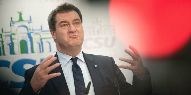 Bayerns Ministerpräsident Markus Söder hebt die Hände Bayerns Ministerpräsident Markus Söder hebt die Hände