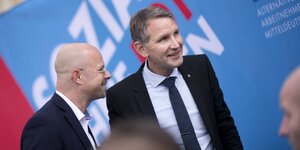 Andreas Kalbitz und Björn Höcke lachen Andreas Kalbitz und Björn Höcke lachen