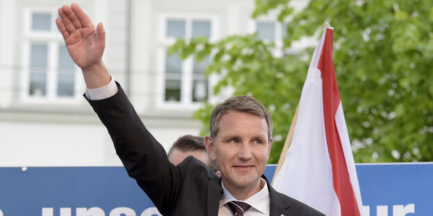 Björn Höcke hebt die Hand Björn Höcke hebt die Hand