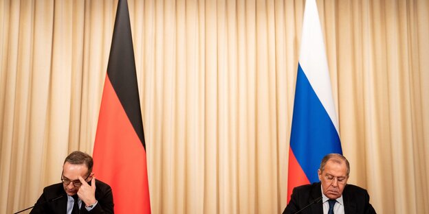Außenminister Heiko Maas (l.) und sein russischer Amtskollegen Sergej Lawrow am Freitag in Moskau Außenminister Heiko Maas (l.) und sein russischer Amtskollegen Sergej Lawrow am Freitag in Moskau