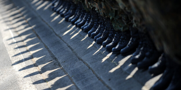 Schatten von Soldaten auf einem Appellplatz Schatten von Soldaten auf einem Appellplatz