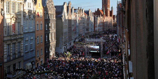 Tausende Menschen in den Straßen von Danzig schauen auf eine Leinwand Tausende Menschen in den Straßen von Danzig schauen auf eine Leinwand
