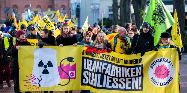 Mehrere Demonstrant*innen hinter einem Transparent Mehrere Demonstrant*innen hinter einem Transparent