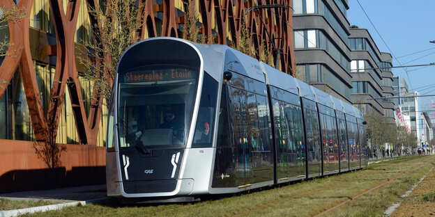 Eine Straßenbahn vor einem Gebäude