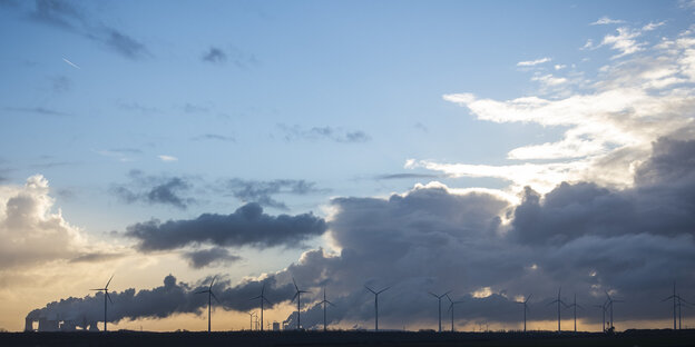 Vor den zwei Braunkohlekraftwerken Frimmersdorf und Neurath stehen Windräder