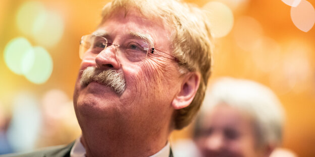 Europapolitiker Elmar Brok steht beim Neujahrsempfang der NRW-CDU vor der Bühne Europapolitiker Elmar Brok steht beim Neujahrsempfang der NRW-CDU vor der Bühne