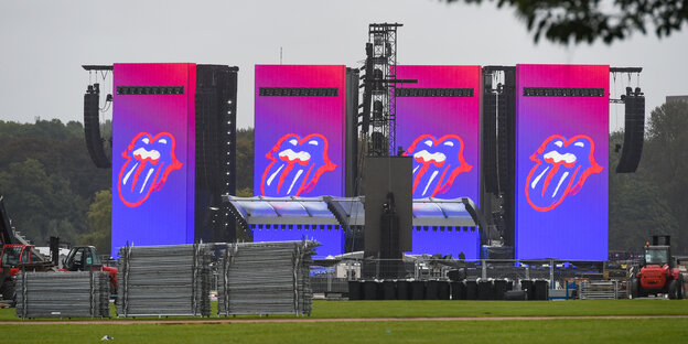 Auf Bildschirmen, die für das Konzert der Rockband Rolling Stones im Stadtpark in Hamburg aufgebaut wurden, ist das Logo der Band zu sehen. Auf Bildschirmen, die für das Konzert der Rockband Rolling Stones im Stadtpark in Hamburg aufgebaut wurden, ist das Logo der Band zu sehen.