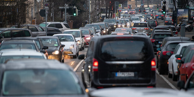 Eine stark befahrene Straße Eine stark befahrene Straße