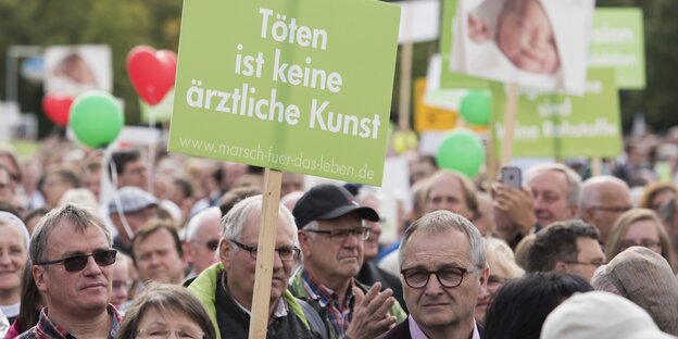 Abtreibungsgegner mit Schildern auf einer Demo Abtreibungsgegner mit Schildern auf einer Demo