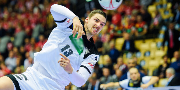 Hendrik Pekeler wirft einen Ball Hendrik Pekeler wirft einen Ball