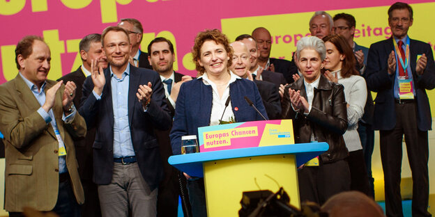 Nicola Beer am Rednerpult, daneben klatschende FDP-PolitikerInnen Nicola Beer am Rednerpult, daneben klatschende FDP-PolitikerInnen