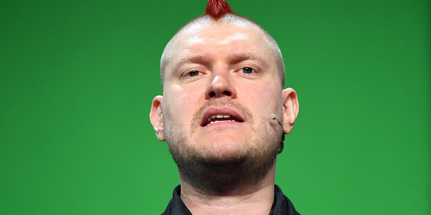 Sascha Loco, Kennzeichen roter Iro, spricht bei einer Veranstaltung Sascha Loco, Kennzeichen roter Iro, spricht bei einer Veranstaltung