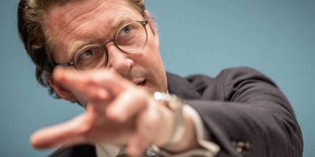 Andreas Scheuer streckt die geöffnete Hand nach vorne Andreas Scheuer streckt die geöffnete Hand nach vorne