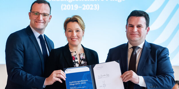 Jens Spahn, Franziska Giffey und Hubertus Heil halten ihr Maßnahmenpaket hoch Jens Spahn, Franziska Giffey und Hubertus Heil halten ihr Maßnahmenpaket hoch
