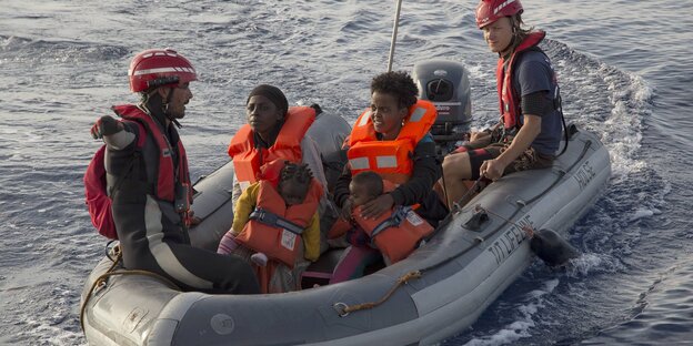 Mitarbeiter von Mission Lifeline haben am 21.06.18 im internationalen Gewaesser vor der libyschen Kueste Fluechtlinge in ein Schlauchboot geholt Mitarbeiter von Mission Lifeline haben am 21.06.18 im internationalen Gewaesser vor der libyschen Kueste Fluechtlinge in ein Schlauchboot geholt