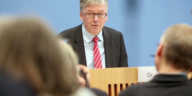 Hans-Peter Bartels vor der blauen Wand der Bundespressekonferenz Hans-Peter Bartels vor der blauen Wand der Bundespressekonferenz
