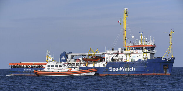 Ein kleineres Boot liegt neben der Sea Watch Ein kleineres Boot liegt neben der Sea Watch