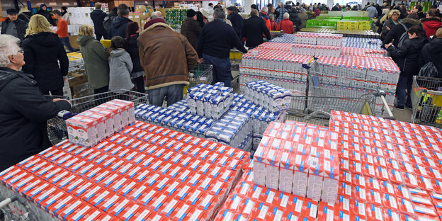 Im Supermarkt "Mere" steht die Ware auf Paletten, drumherum ist großer Andrang