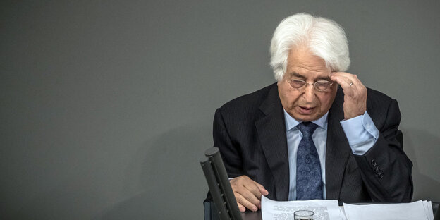 Der Historiker Saul Friedländer spricht bei der Gedenkstunde des Deutschen Bundestags für die Opfer des Nationalsozialismus. Der Historiker Saul Friedländer spricht bei der Gedenkstunde des Deutschen Bundestags für die Opfer des Nationalsozialismus.