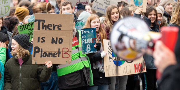 Schüler*innen mit Plakaten auf einer Demo Schüler*innen mit Plakaten auf einer Demo