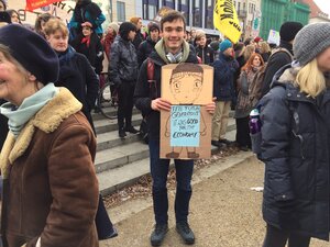 Ein Junge halt ein Plakat, auf dem in Englisch steht: "Sagt nur zu zukünftigen Generationen: Es war gut für die Umwelt" Ein Junge halt ein Plakat, auf dem in Englisch steht: "Sagt nur zu zukünftigen Generationen: Es war gut für die Umwelt"