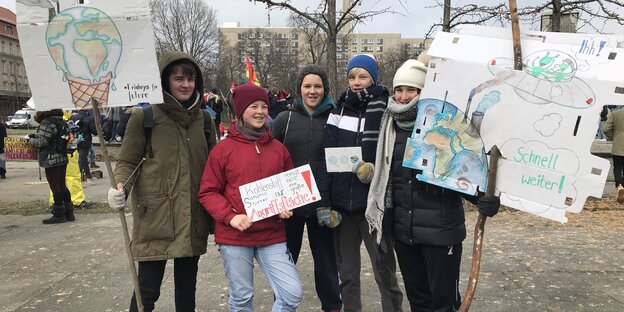 Fünf junge Frauen mit Prostestplakaten gegen die Kohlenutung stehen in eienr Gruppe zusammen Fünf junge Frauen mit Prostestplakaten gegen die Kohlenutung stehen in eienr Gruppe zusammen