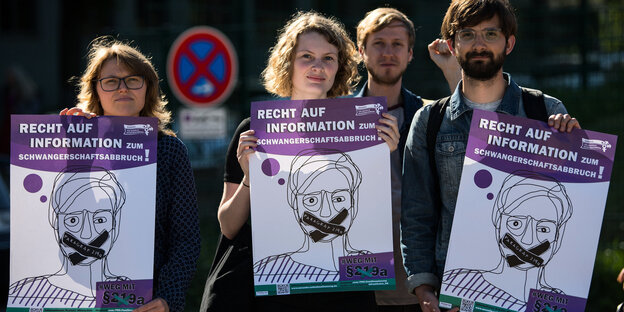 Mitglieder des Thüringer Frauen*kampftagsbündnisses protestieren vor der Eröffnung des 121. Deutscher Ärztetages gegen den Abtreibungparagraphen 219a. Mitglieder des Thüringer Frauen*kampftagsbündnisses protestieren vor der Eröffnung des 121. Deutscher Ärztetages gegen den Abtreibungparagraphen 219a.