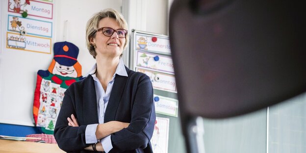 Wissenschaftsministerin Anja Karliczek sitzt vor einer Tafel in einem Klassenraum Wissenschaftsministerin Anja Karliczek sitzt vor einer Tafel in einem Klassenraum