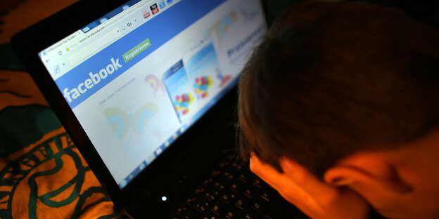 Ein Mann schlägt die Hände über dem Kopf zusammen, auf seinem Laptop ist Facebook geöffnet Ein Mann schlägt die Hände über dem Kopf zusammen, auf seinem Laptop ist Facebook geöffnet