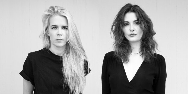 Schwarzweißfoto der Autorinnen Marlene Stark und Anna Gien. Ihr drastischer Debütroman heißt "M" und ist bei Matthes und Seitz Berlin erschienen. Schwarzweißfoto der Autorinnen Marlene Stark und Anna Gien. Ihr drastischer Debütroman heißt "M" und ist bei Matthes und Seitz Berlin erschienen.