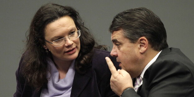 Sigmar Gabriel sitzt neben Andrea Nahles und streckt den linken Zeigefinger nach oben Sigmar Gabriel sitzt neben Andrea Nahles und streckt den linken Zeigefinger nach oben