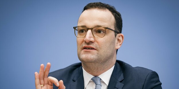 Mann mit Brille im blauen Anzug Mann mit Brille im blauen Anzug
