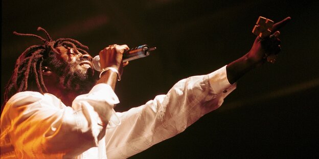 Buju Banton hält ein Mikrofon in der Hand Buju Banton hält ein Mikrofon in der Hand