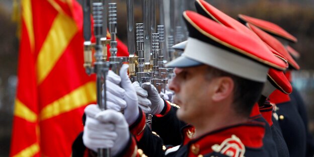 Mitglieder der mazedonischen Ehrengarde begrüßen den kroatischen Verteidigungsminister am Dienstag dieser Woche in Skopje