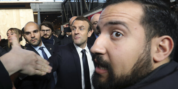 Emmanuel Macron (M), Präsident von Frankreich, besucht mit seinem damaligen Leibwächter Alexandre Benalla (r) die Landwirtschaftsmesse. Emmanuel Macron (M), Präsident von Frankreich, besucht mit seinem damaligen Leibwächter Alexandre Benalla (r) die Landwirtschaftsmesse.