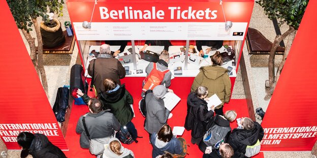 Viele Menschen stehen an einem Ticketschalter der Berlinale an Viele Menschen stehen an einem Ticketschalter der Berlinale an