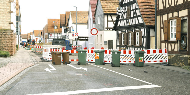 Straße mit Fachwerkhäusern, eine Baustelle auf dem Fahrweg