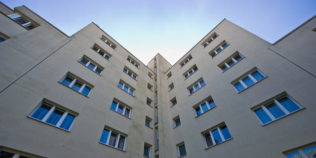 Die Fassade eines Wohnblocks. Die Fassade eines Wohnblocks.